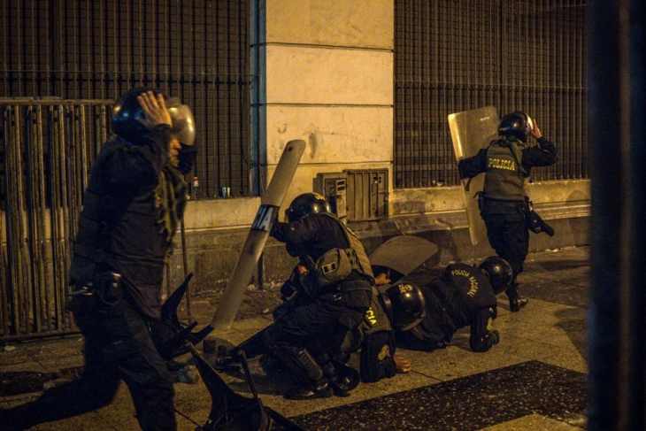 Едно лице убиено, десетици повредени во масовните протести во Перу - Либертас