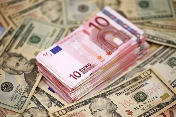 Политичката криза во Франција го ослабува еврото, доларот зајакнува - Либертас