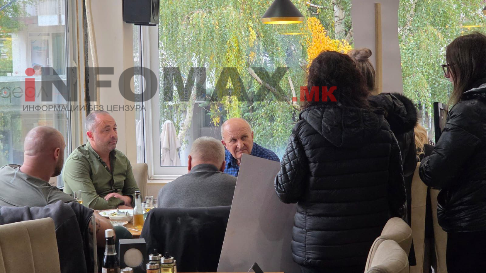 (Фото+Видео) Голем инцидент попладнево во Кочани: Ратко Димитровски во друштво на еден кандидат евакуиран со полициска заштита – Родителите кои ги загубија децата прашуваат дали учи како да биде криминалец - Либертас