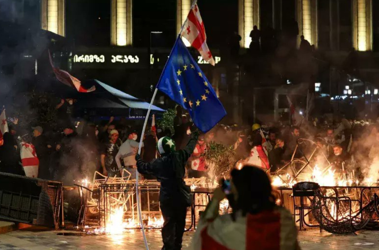 Прорускиот премиер на Грузија ја обвини ЕУ за мешање во внатрешната политика: „Демонстрантите сакаа да ја срушат владата, амбасадорот да ги осуди протестите“