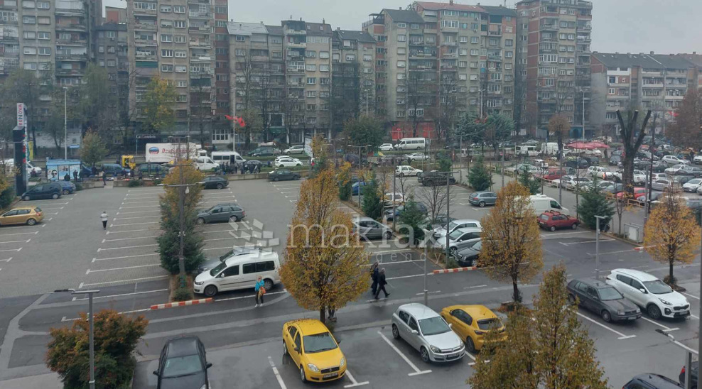 Ограбен автомобил на паркинг во Центар
