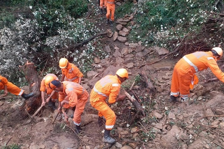 Најмалку 15 луѓе загинаа при лизгање на земјиштето во Индија - Press24