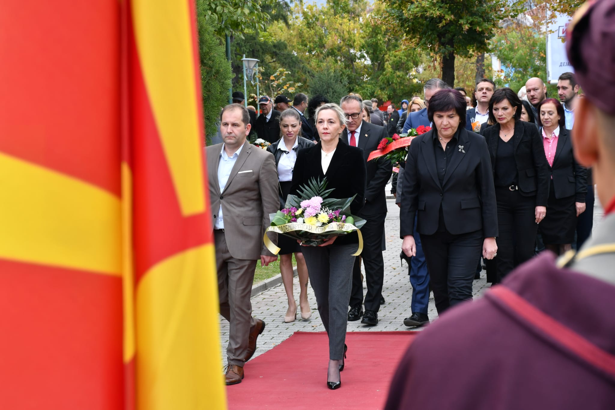 По повод 11 Октомври партиска делегација на СДСМ положи цвеќе и оддаде почит на борците од НОБ во Прилеп - Press24