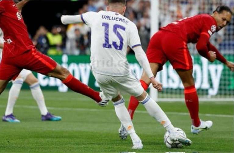 Позата на Ван Дајк непрестана инспирација за интернет троловите! - SportStation.mk