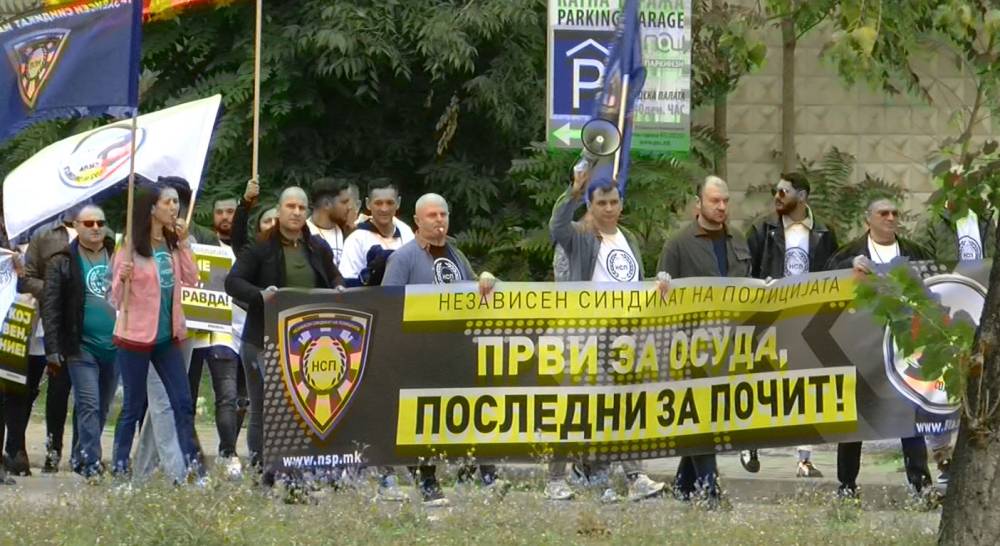 Полицајците на протест за поддршка на нивните колеги кои се под истрага за „Пулс“ - telma.com.mk